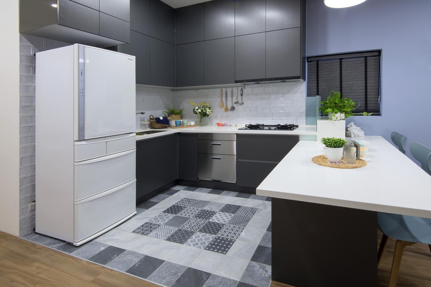 廚房拍攝，地上花磚，廚櫃採用黑色櫃體，左邊冰箱