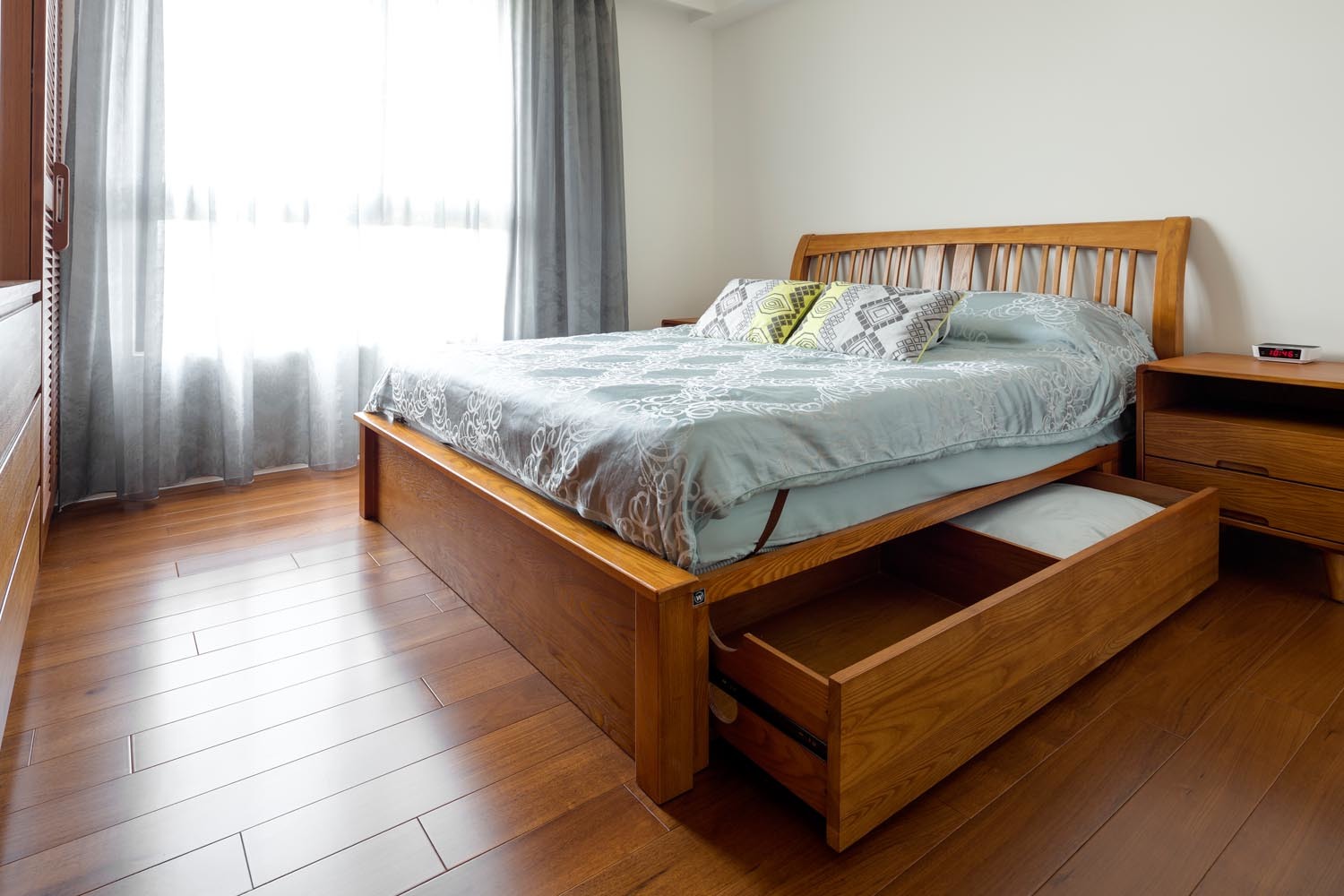 緬甸柚木實木地板搭配柚木實木床架打造北歐風格臥室