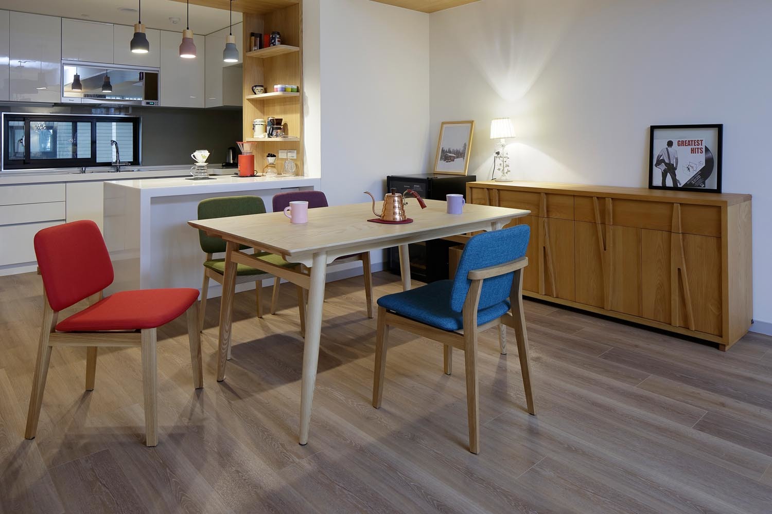 餐桌、梣木彩色椅