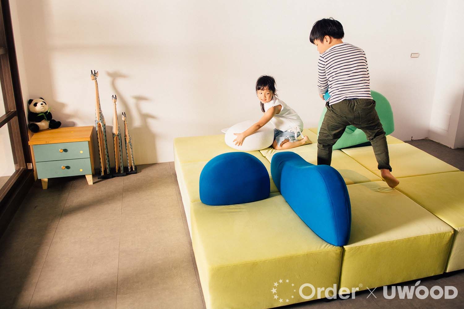 歐德Landscape Sofa造型沙發融合家具、隔板和玩具元素，是兒童公共空間設計之創新家具