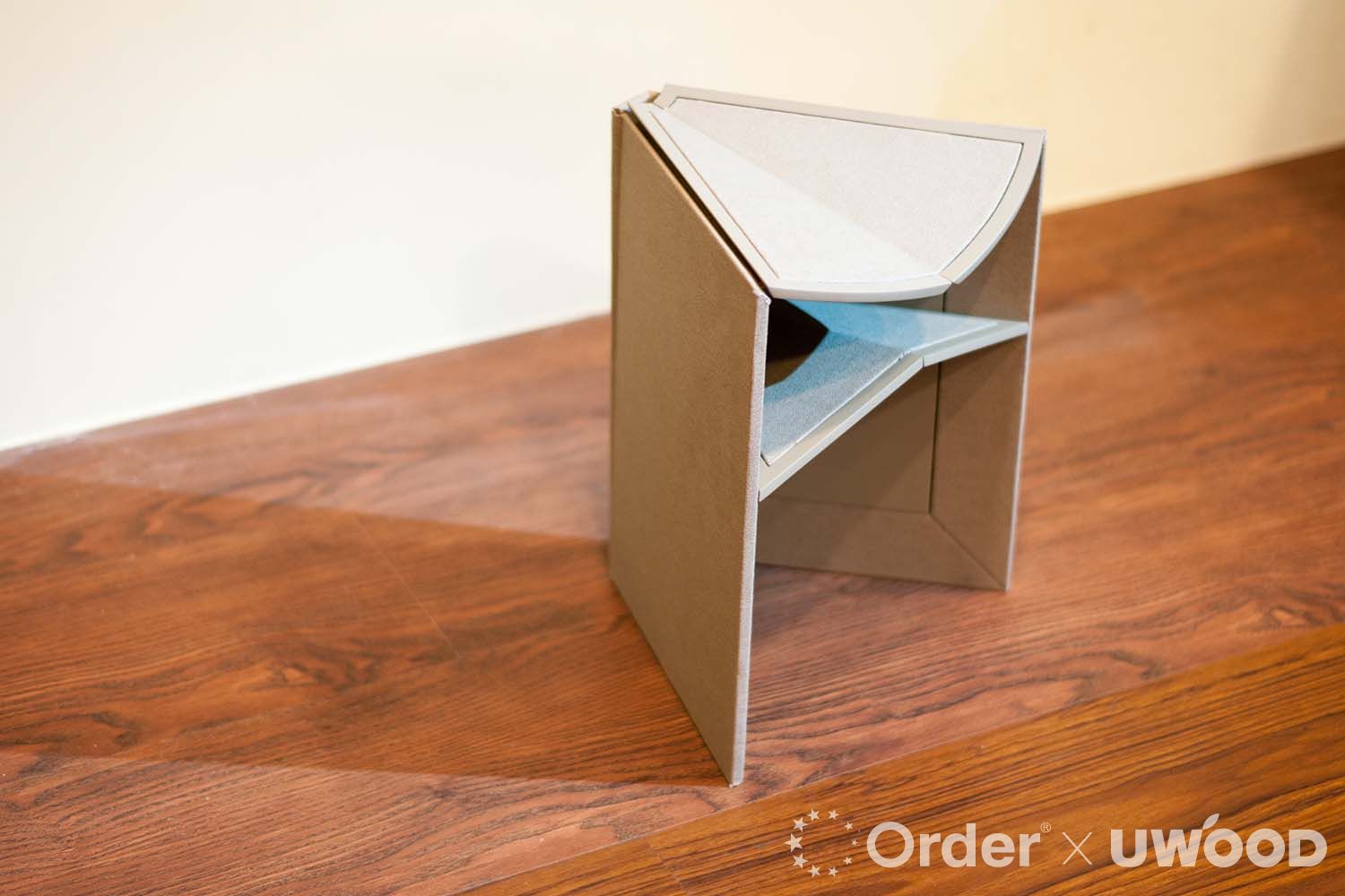 像書一樣的優渥Chair In Shelf 書本椅,翻開封面書自動打開,推動支撐結構,給你最輕巧方便的即時座位體驗